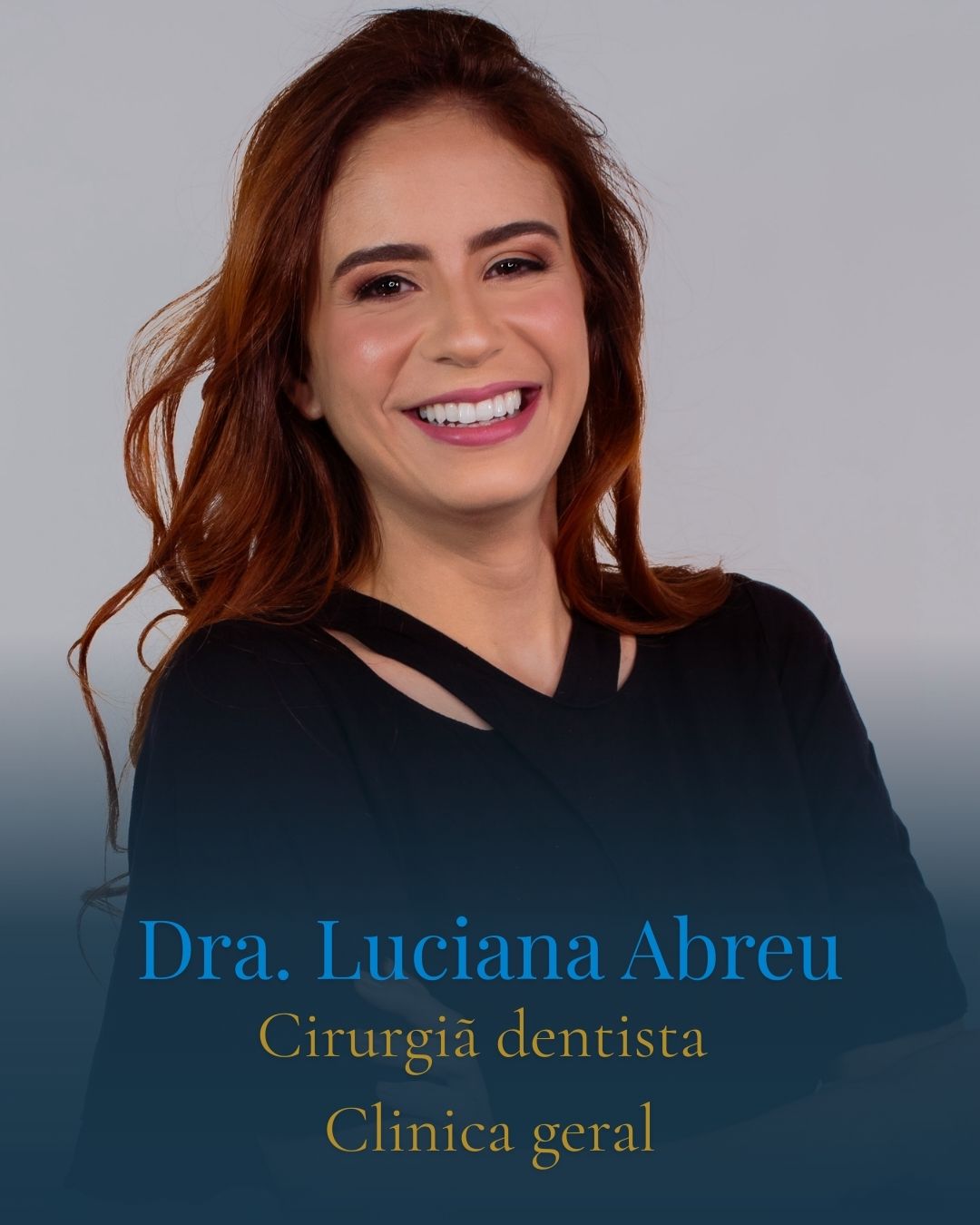 Paciente sorrindo, consultório iluminado